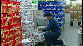 A man properly lifting a box