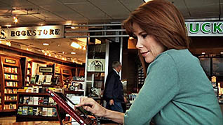 A women using her tablet in a coffee shop