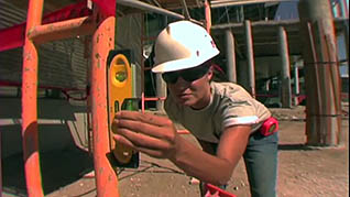 Making sure that supported scaffolding is level